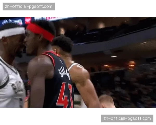 雄鹿波蒂斯能量表现左右比赛 进攻篮板适时三分关键